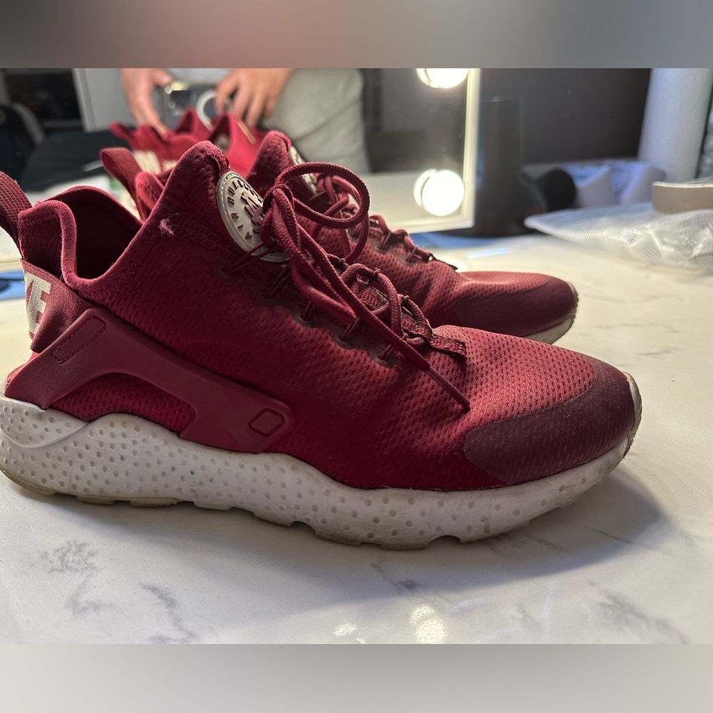 NIKE HUARACHES RED